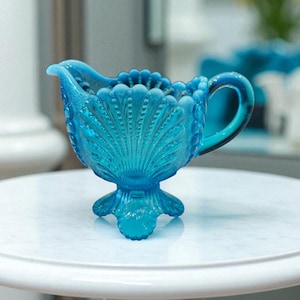 Jarra de vidrio opalescente azul Fenton, estilo concha y abanico, mediados de siglo, décadas de 1950 a 1970, jarra vintage