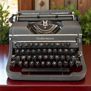 Underwood Universal - 1933 Portable Typewriter - Depression Era Classic - Pica Font - Fully Restored