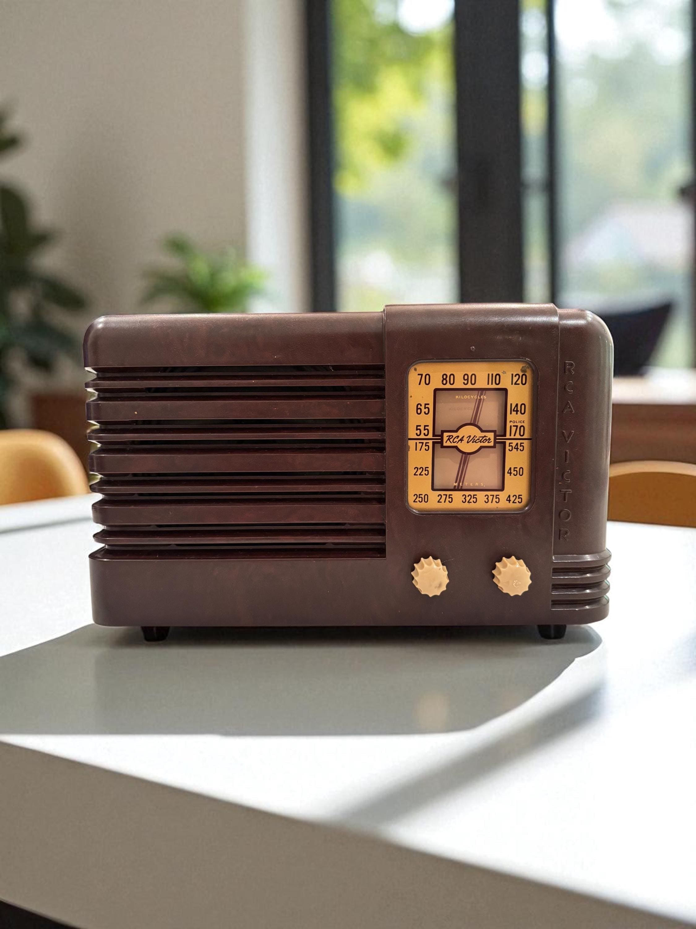 RCA Victor “nipper” – 1940 Midget Tube Radio – Brown Bakelite