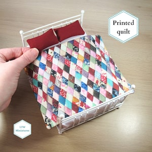 Bedruckte Patchworkdecke Set für 1:12 Puppenhaus - Scrappy Diamonds
