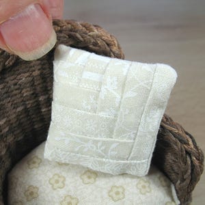 Puppenhaus Miniatur Patchwork Kissen im Maßstab 12: Modern Weiß oder Karamell Streifen