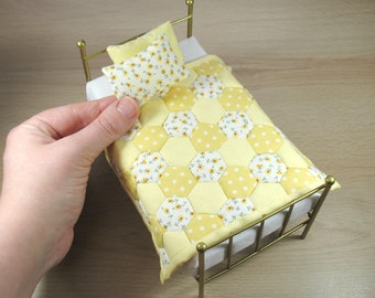 Dollhouse Miniature Patchwork Single Quilt in 12th Scale - Yellow Hexagons