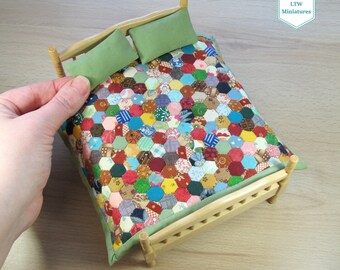 1:12 Puppenhaus Miniatur Patchwork Quilt und Kissen - Scrappy auf Grün