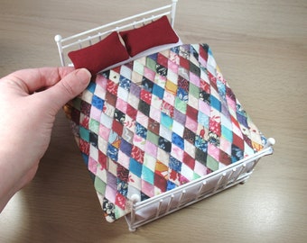 Bedrucktes Patchwork Quilt Set für 1:12 Puppenhaus - Scrappy Diamonds