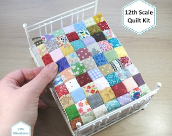 Miniatuur Quilt Kit voor 12e schaal poppenhuis - scrappy vierkanten