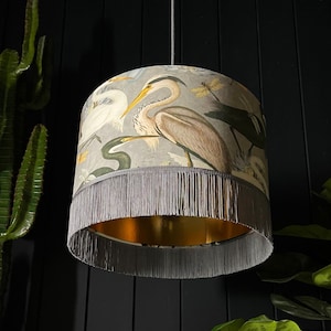 Grauer Vogel Reiher Lampenschirm Mit Gold Innenfutter & Fransen. Handgefertigt in 3 Größen Bestellen