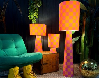 Lampes faites main en velours damier en Tutti Frutti. 3 tailles disponibles avec ampoule LED rechargeable en option.