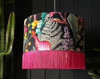 Pantalla de lámpara psicodélica con diseño tropical de jungla ácida y flecos en rosa intenso. Hecha a mano por encargo en el Reino Unido