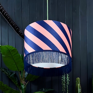 Pantallas de lámpara de terciopelo con rayas Helter Skelter de Peach Fuzz y flecos índigo