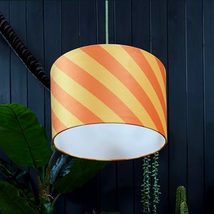 Pantallas de lámpara de terciopelo Marmalade Helter Skelter - Pantallas de lámparas de rayas naranjas y amarillas