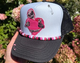Gorra de camionero con forma de corazón de esqueleto