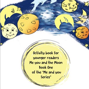 Pode incluir: Um círculo amarelo com contornos pretos e o texto "Activity book for younger readers Me you and the Moon Book One of the "Me and you Series" Elisa Gianoncelli" dentro. O círculo está em um fundo azul com estrelas amarelas e luas brancas.