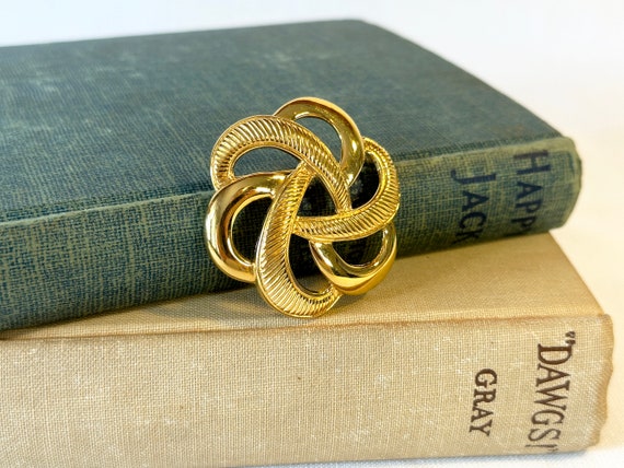 Large vintage knot brooch - gold tone metal antiq… - image 4