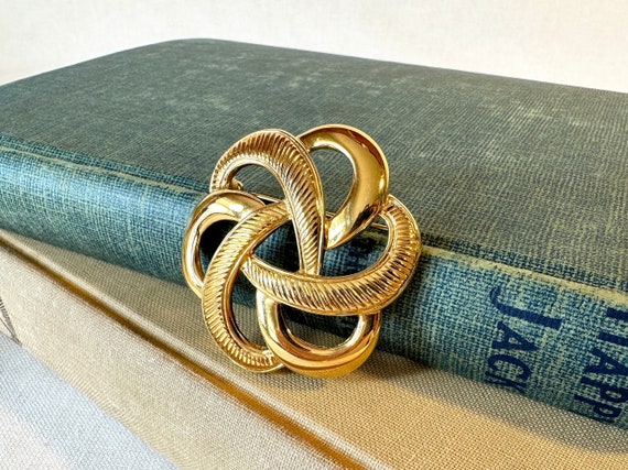 Large vintage knot brooch - gold tone metal antiq… - image 1