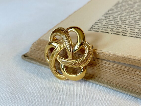Large vintage knot brooch - gold tone metal antiq… - image 5