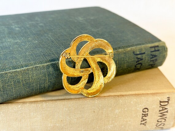 Large vintage knot brooch - gold tone metal antiq… - image 6