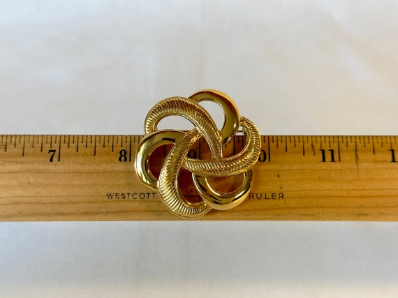 Large vintage knot brooch - gold tone metal antiq… - image 3