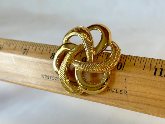 Large vintage knot brooch - gold tone metal antiq… - image 2