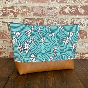 Kuma Waves com couro vegano - Bolsa molhada/seca - Bolsa grande para maquiagem - Bolsa para fraldas