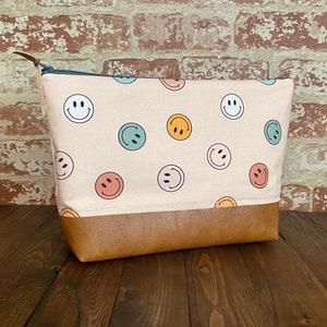 Boho Smiles com couro vegano - Bolsa molhada/seca - Bolsa grande para maquiagem - Bolsa para fraldas