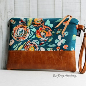 Grab N Go Wristlet Clutch Teal Boho Flora with Vegan Leather afbeelding 1