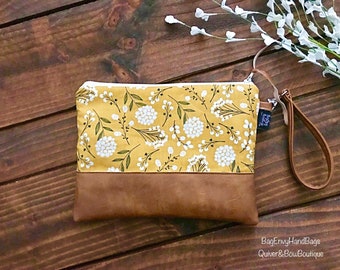 Clutch de muñeca Grab N Go - Pom Floral en mostaza con cuero vegano