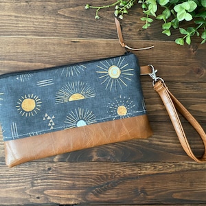 Cartera de mano estilo cartera con diseño de rayos de sol bohemios en color carbón