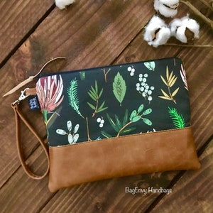 Grab N Go Wristlet Clutch Protea in Midnight in Charcoal with Vegan Leather image 3