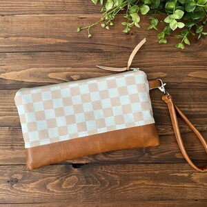 Pochette portefeuille avec bracelet à carreaux neutres/beiges