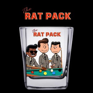 Puede incluir: Un vaso de chupito transparente con una ilustración de dibujos animados de tres hombres con trajes jugando al billar. El texto "The Rat Pack" se muestra en rojo. Fondo negro.