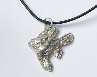 Chunky Goldfisch Anhänger Sterling Silber an Lederband Halskette , recyceltes Silber - GEPRÄGT