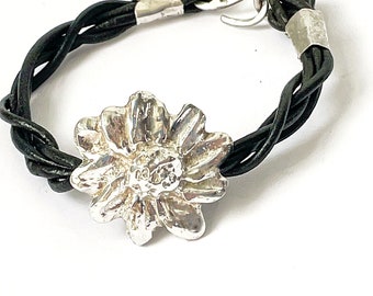 Bracelet sterling en fleur d’argent et cuir tressé - Hallmarked