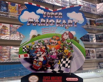 Puede incluir: Un letrero promocional de Super Mario Kart con Mario, Luigi, Princess Peach, Bowser, Donkey Kong y Yoshi en una pista. El texto dice Super Mario Kart, Where racing becomes an adventure!, Super Nintendo Entertainment System y Nintendo.
