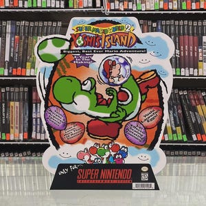 Op de afbeelding: Een promotiedisplay voor Super Mario World 2: Yoshi's Island. De kleurrijke display toont Yoshi, Mario en andere personages uit het spel. Tekst bevat "Biggest, Best Ever Mario Adventure!" en "Super Nintendo Entertainment System."
