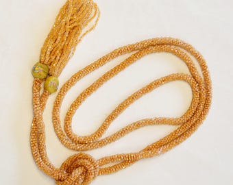 Collar Art Déco vintage con cuentas de vidrio color melocotón y borlas de 162 cm