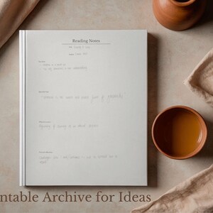 Puede incluir: Un cuaderno blanco titulado "Reading Notes" con texto manuscrito, junto a un pequeño cuenco de cerámica y una olla de terracota. El texto "A Printable Archive for Ideas" está en la parte inferior. Un paño beige está drapeado a un lado.