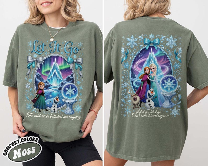 Puede incluir: Camiseta verde musgo con un gr&aacute;fico de la pel&iacute;cula Frozen. El dise&ntilde;o frontal incluye el texto "Let It Go" y una escena invernal con Anna, Elsa y Olaf. El dise&ntilde;o trasero muestra los mismos personajes y el texto "Let it go, let it go... Can't hold it back anymore."
