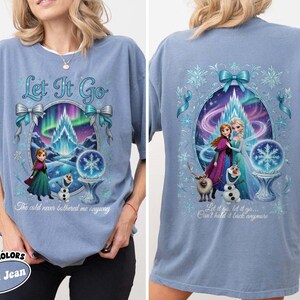 Puede incluir: Camiseta azul vaquero con un dise&ntilde;o de la pel&iacute;cula "Frozen". La parte delantera muestra a Anna, Olaf y una bola de nieve con el texto "Let It Go". La parte trasera muestra a Elsa, Anna, Olaf y Sven con el texto "Let it go... Can't hold it back anymore."