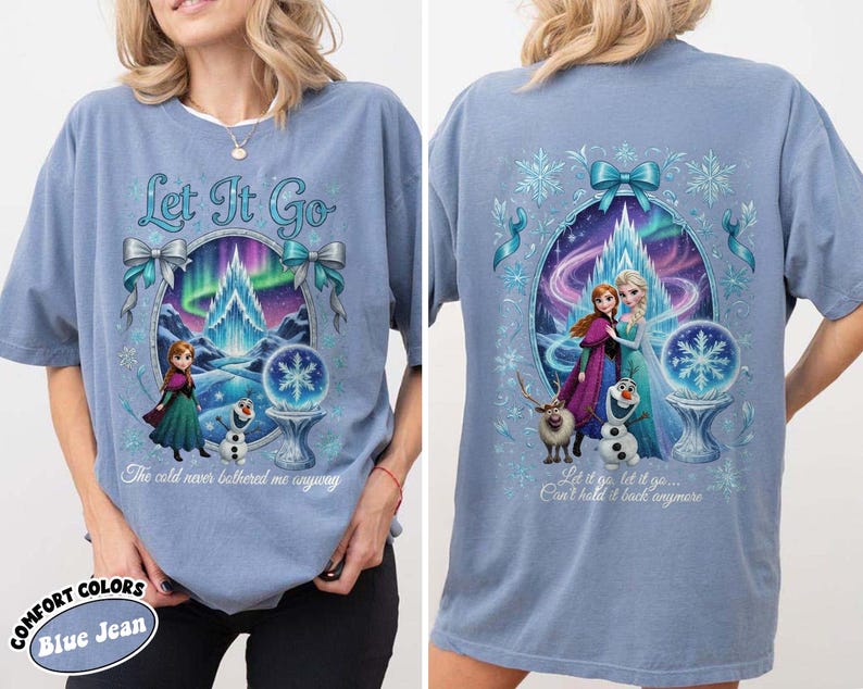 Puede incluir: Camiseta azul vaquero con un dise&ntilde;o de la pel&iacute;cula "Frozen". La parte delantera muestra a Anna, Olaf y una bola de nieve con el texto "Let It Go". La parte trasera muestra a Elsa, Anna, Olaf y Sven con el texto "Let it go... Can't hold it back anymore."