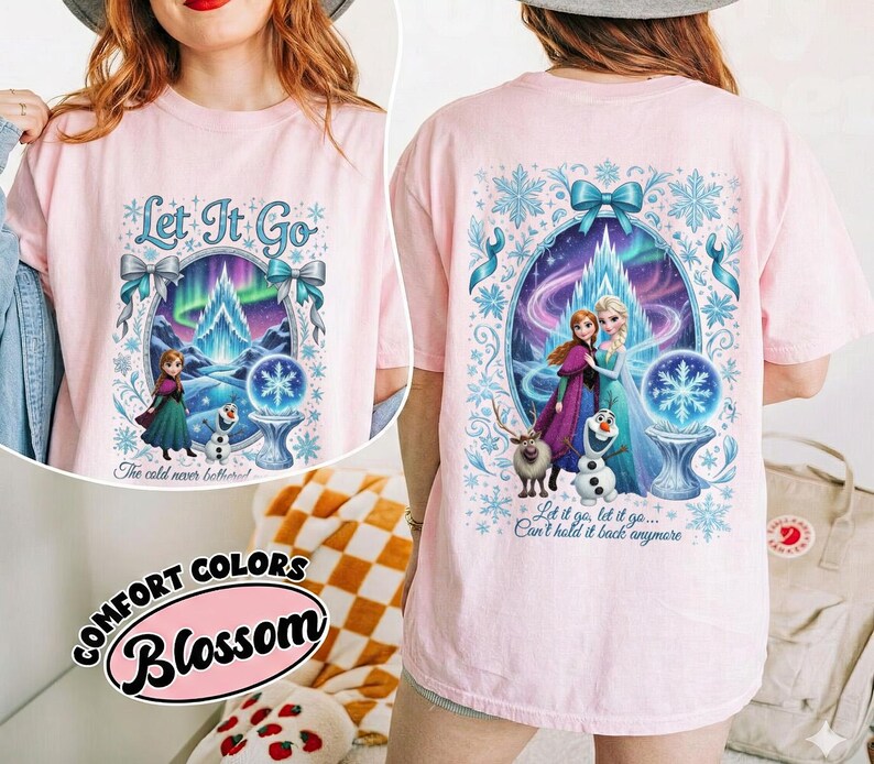 Puede incluir: Camiseta rosa claro con un dise&ntilde;o de personajes de dibujos animados y el texto "Let It Go" en la parte delantera. La parte trasera de la camiseta presenta un dise&ntilde;o similar con el texto "Let it go, let it go... Can't hold it back anymore.". El dise&ntilde;o incluye una escena invernal.