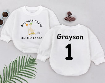 「One Silly Goose On The Loose」ベビーロンパース、1歳の誕生日ベビーボディスーツ、パーティーロンパーススウェットシャツ、子供向けおもしろシャツ、誕生日ベビーギフト