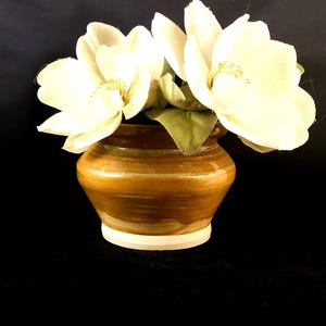 素朴な手作りの陶器の花瓶
