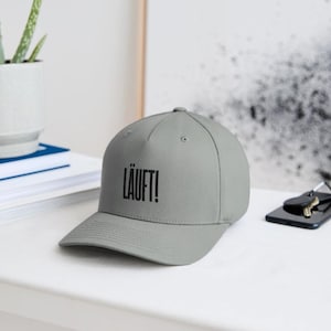 Flexfit cap with the &quot;Running!&quot; motif – cool snapback hat, streetwear baseball cap for men and women