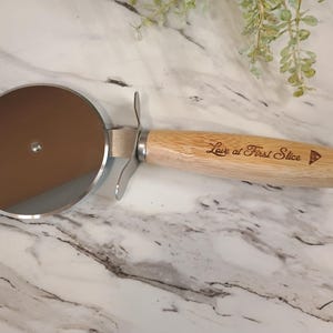 Personalized Pizza Cutter, Personalized Family Pizza Cutter,  Tomato Pie Lover Gift, Wedding favor gift, Bridesmaid Gift Groomsmen Gift