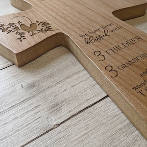 Pu&ograve; includere: Una croce di legno con il nome "Lynd" e la data "10 giugno 1972" incisi su di essa. La croce ha anche il testo "Siamo stati benedetti con 3 figli e 3 nipoti" inciso su di essa.