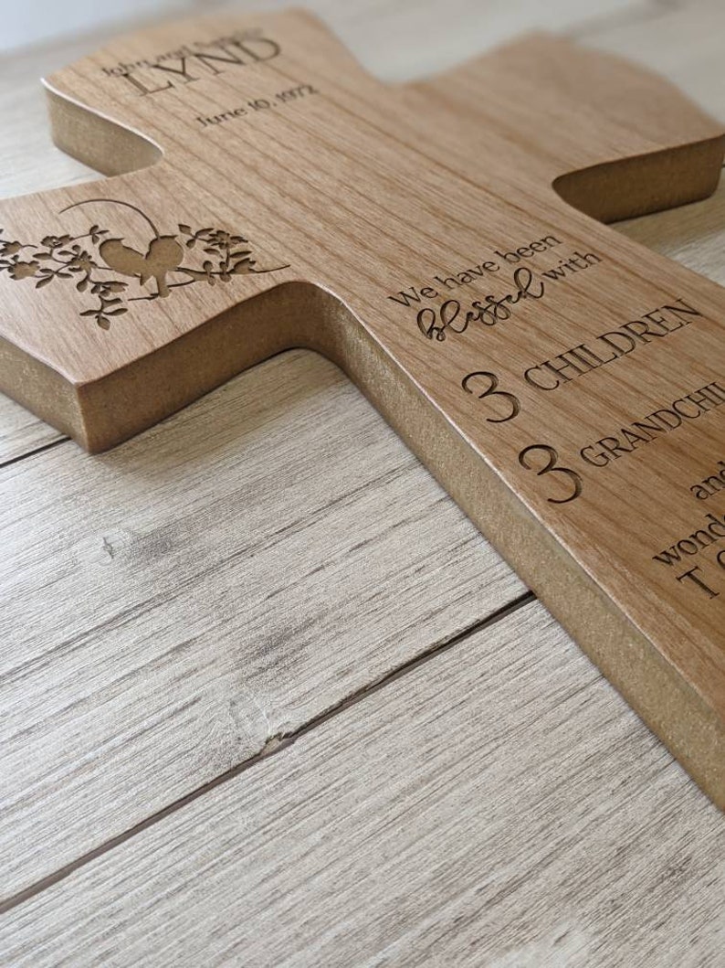 Pu&ograve; includere: Una croce di legno con il nome "Lynd" e la data "10 giugno 1972" incisi su di essa. La croce ha anche il testo "Siamo stati benedetti con 3 figli e 3 nipoti" inciso su di essa.