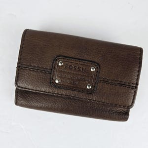 Cartera triple FOSSIL Long Live Vintage 1954 con inserto de identificación para mujer, de cuero marrón