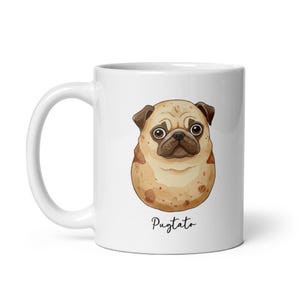 Könnte beinhalten: Weiße Keramiktasse mit einer Cartoon-Illustration eines Mops. Der Mops ist braun und weiß und hat eine Kartoffelform. Der Text "Pugtato" ist unter dem Mops gedruckt.