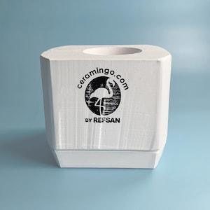 Pode incluir: Molde de cer&acirc;mica branco com uma abertura redonda no topo. O molde tem um logotipo que diz "ceramingo.com" com um gr&aacute;fico de flamingo e o texto "BY REFSAN" abaixo.