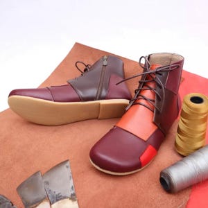 Handgefertigte einzigartige Colorblock Leder Ankle Boots für Damen, bequemes und stilvolles Schnür- und Reißverschlussdesign